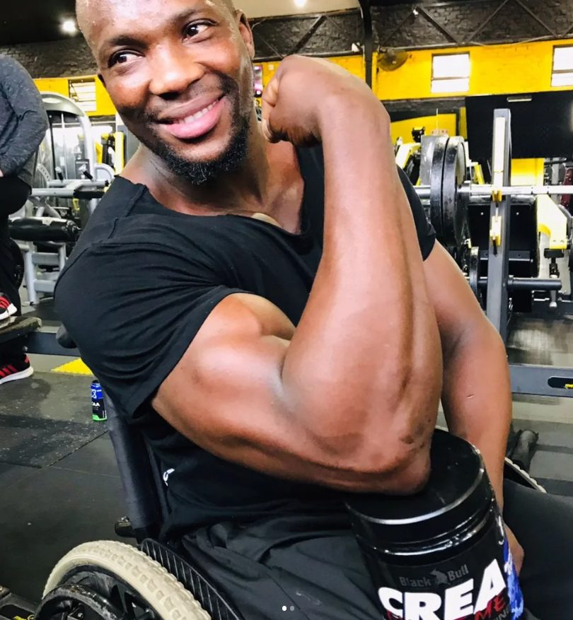 Max Kulati training in the gym, flexing his arm — the muscular development built from two kilogram dumbbells in a bedroom